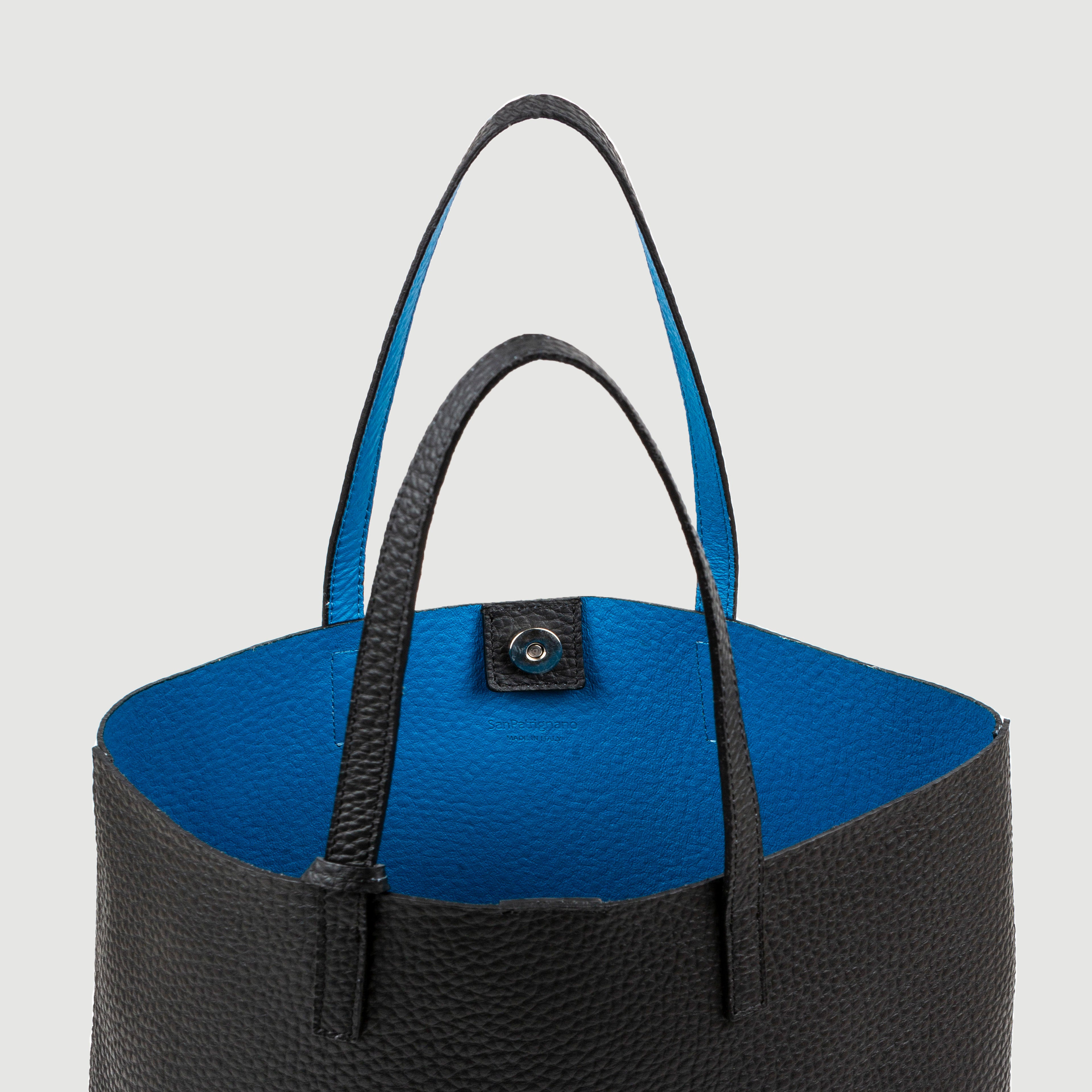 Borsa Bottega nera con interno blu