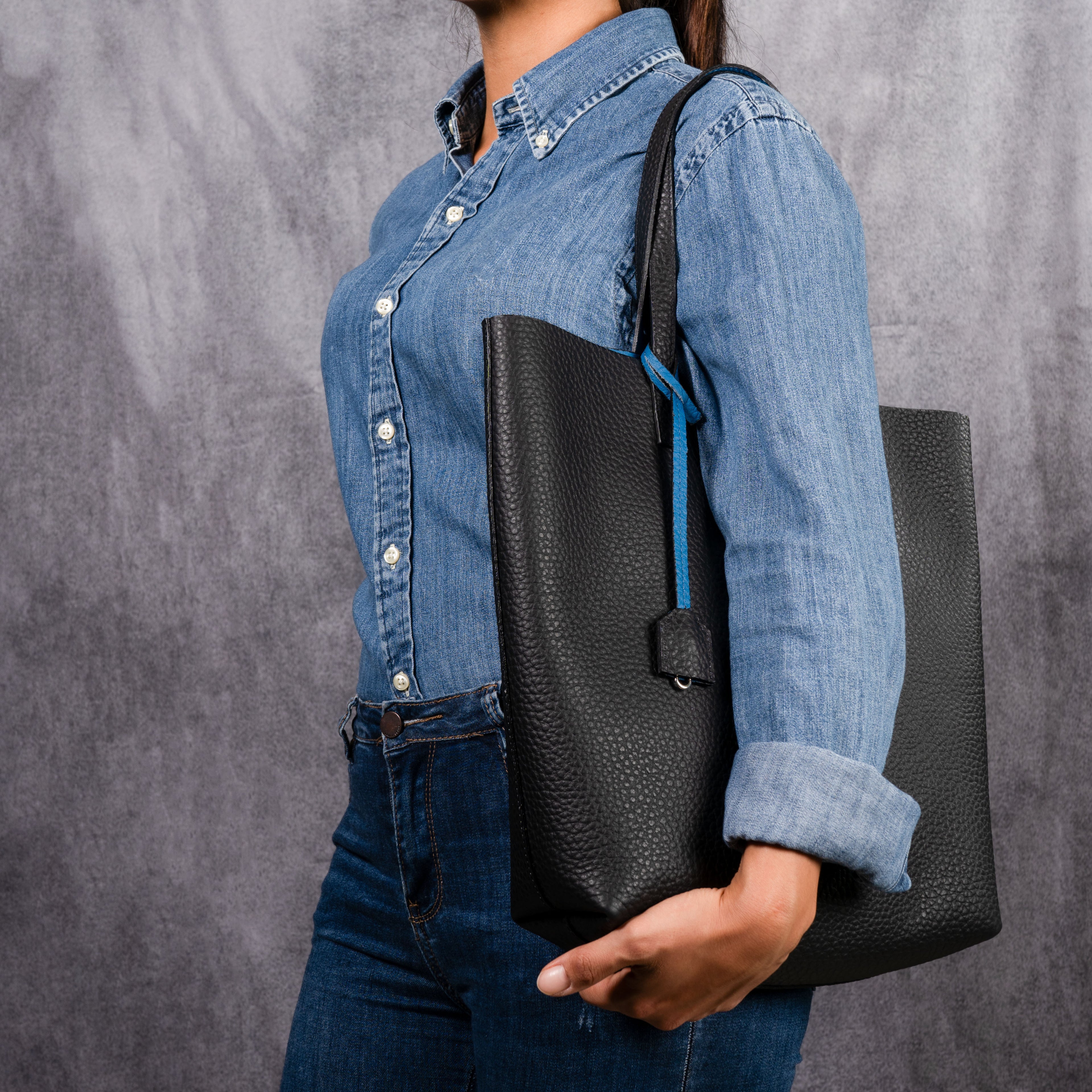 Borsa Bottega nera con interno blu