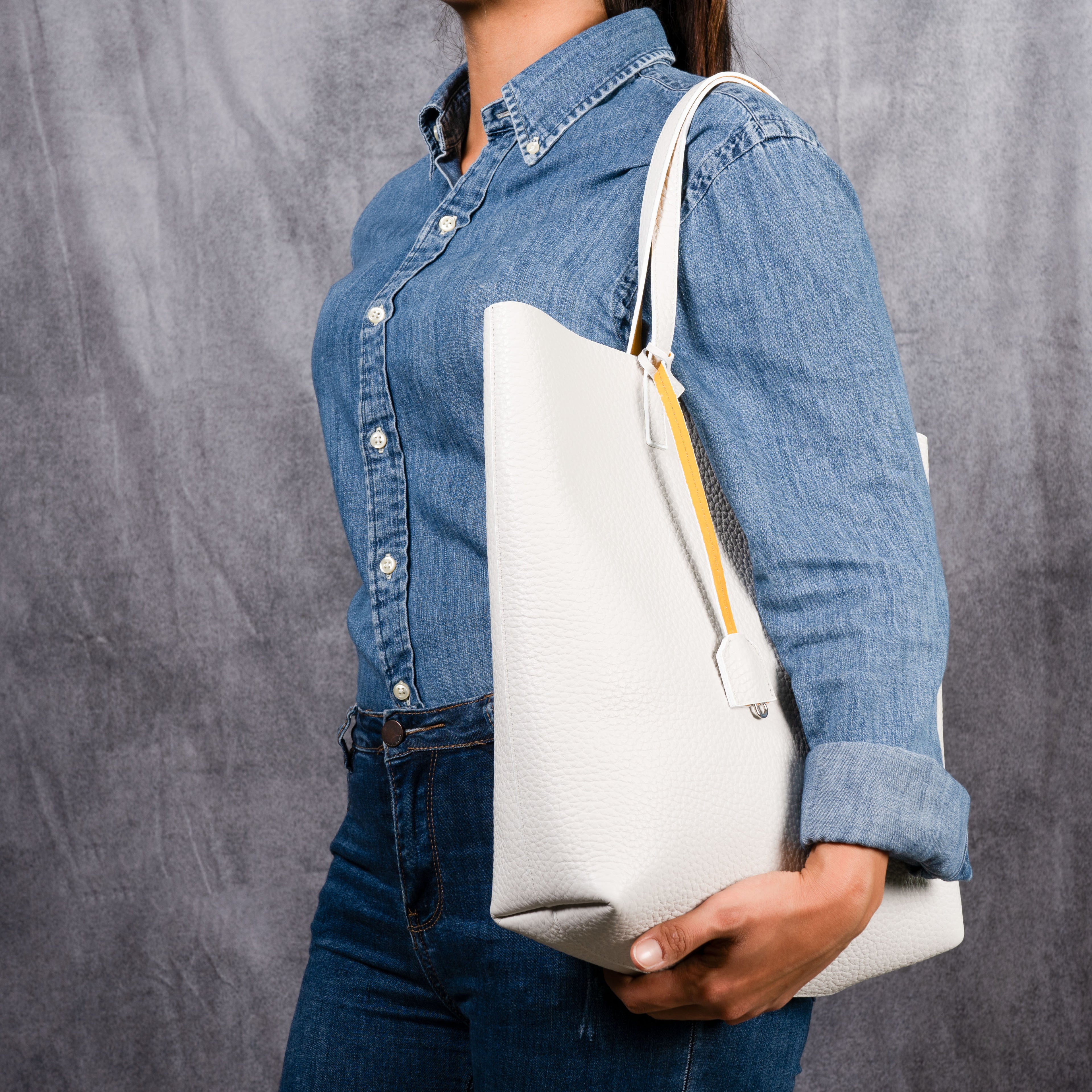 Borsa Bottega bianca con interno giallo